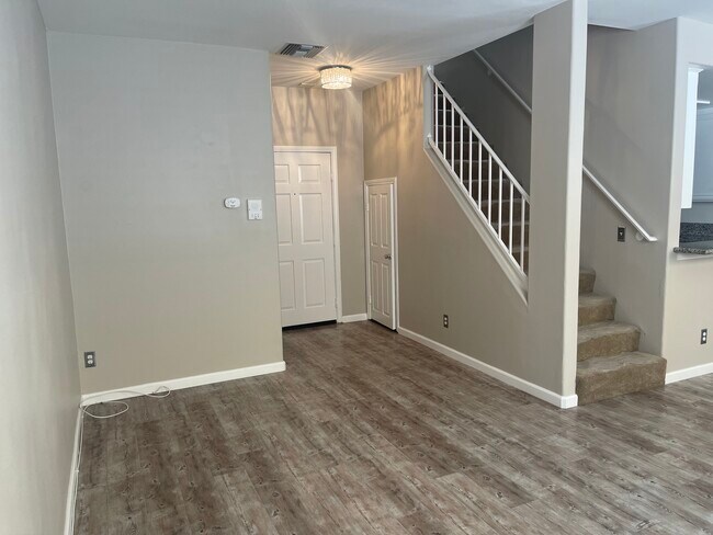 Foto del edificio - 7040 Flight Ave