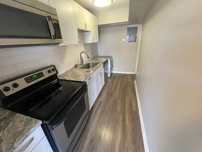 Building Photo - Step Right In, Effortless Living in Highland Park for $1,050 a month.