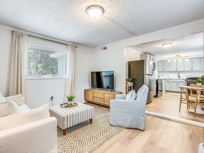 Foto del edificio - DeLesseps Furnished Apartment