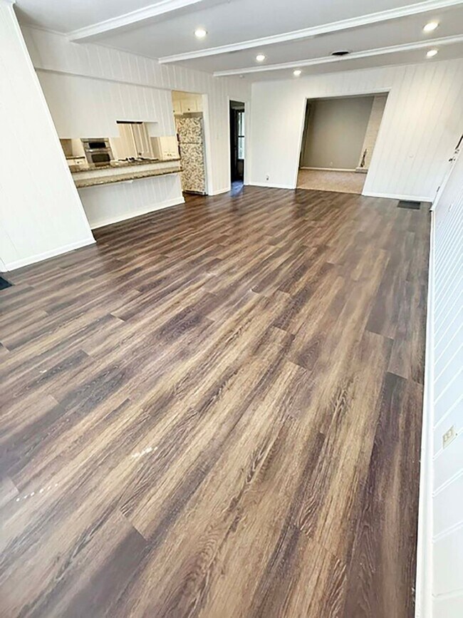 Foto del edificio - 2710 Crestwood Pl