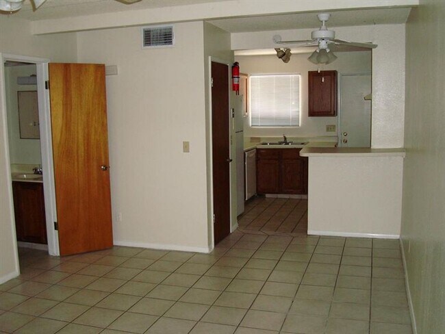 Foto del edificio - 4BR/2.5BA Townhome w/ Private Yard Near Downtown Tucson
