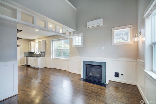 Building Photo - 2Bd/1.75Ba Seattle Home