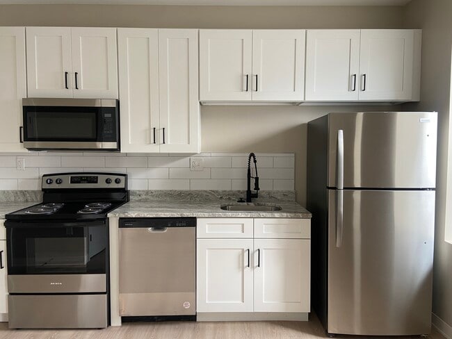 Cocina completa - 2105 Eastern Ave