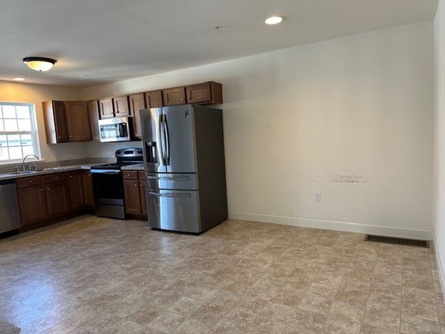 Building Photo - 3 Bedroom 2.5 Bathroom Townhouse in Centra...