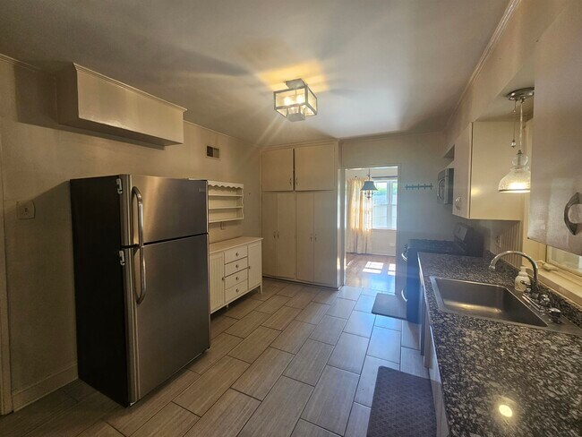 Building Photo - 4093 Hilldale Ave
