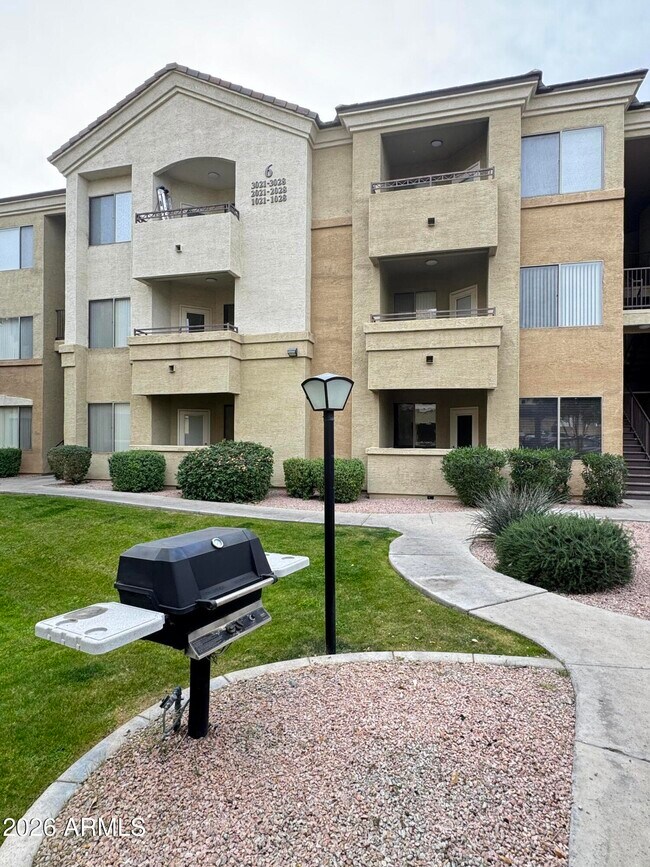 Foto del edificio - 18416 N Cave Creek Rd