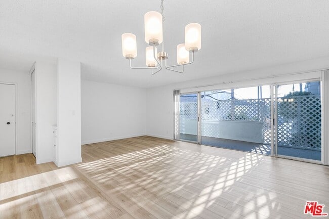 Building Photo - 825 S Gretna Green Way