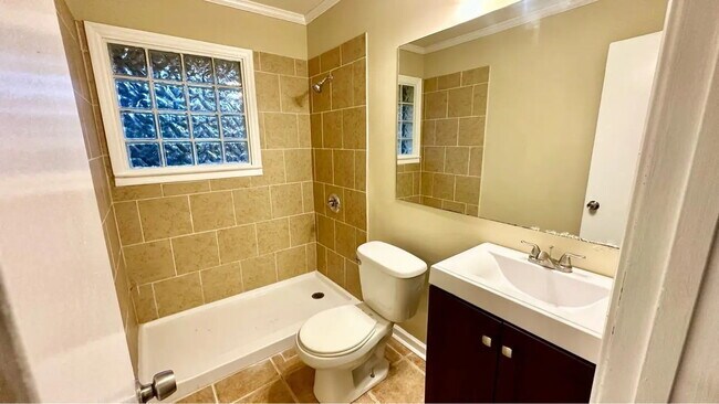 Building Photo - "Charming 2-Bedroom Oasis with Gleaming Hardwood Floors and 2 Full Baths in Decatur!"