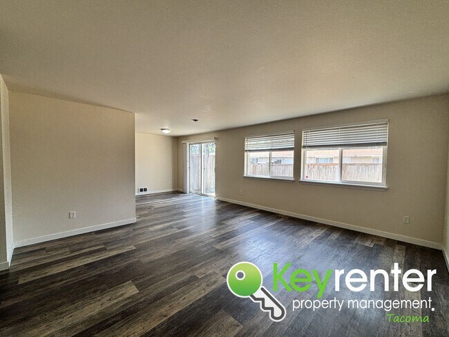 Building Photo - Spacious 3-Bedroom Home in Quiet Lakewood ...