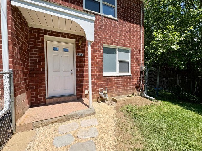 Building Photo - 2 Bedroom 1 Bathroom Townhome Available in Lancaster!