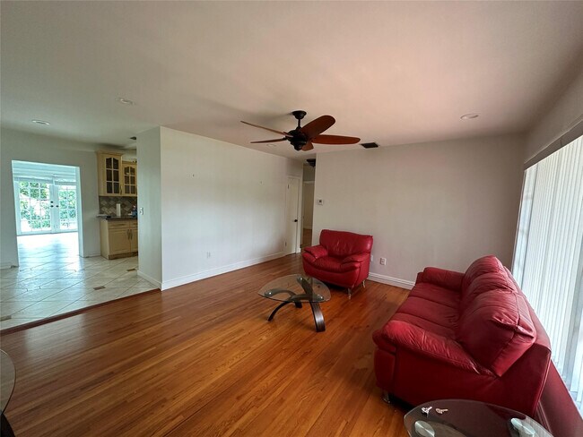 Foto del edificio - 445 NE 109th St