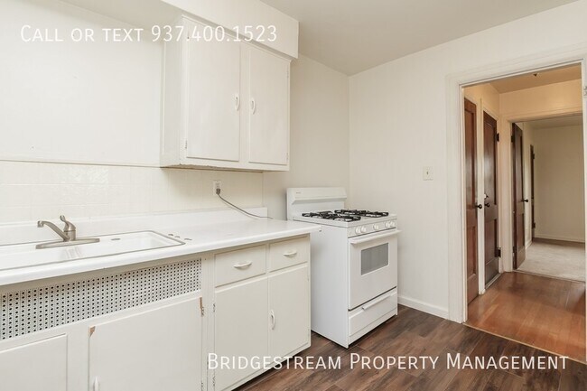 Building Photo - Upper-Level 1 Bedroom, 1 Bath Unit with De...