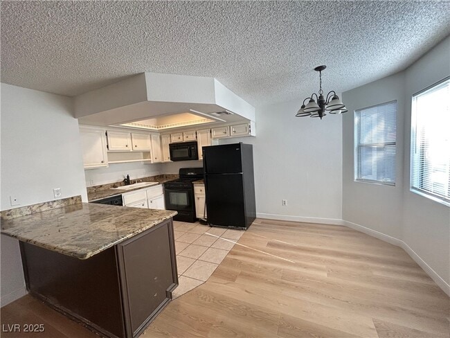 Foto del edificio - 725 Rock Springs Dr