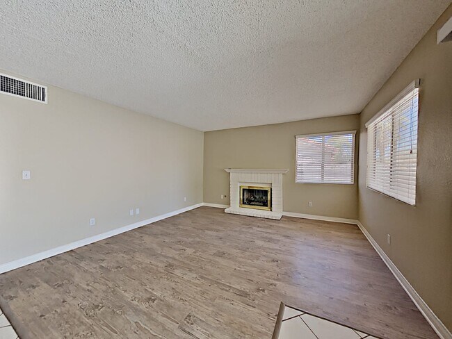 Building Photo - 2308 Lone Pine St