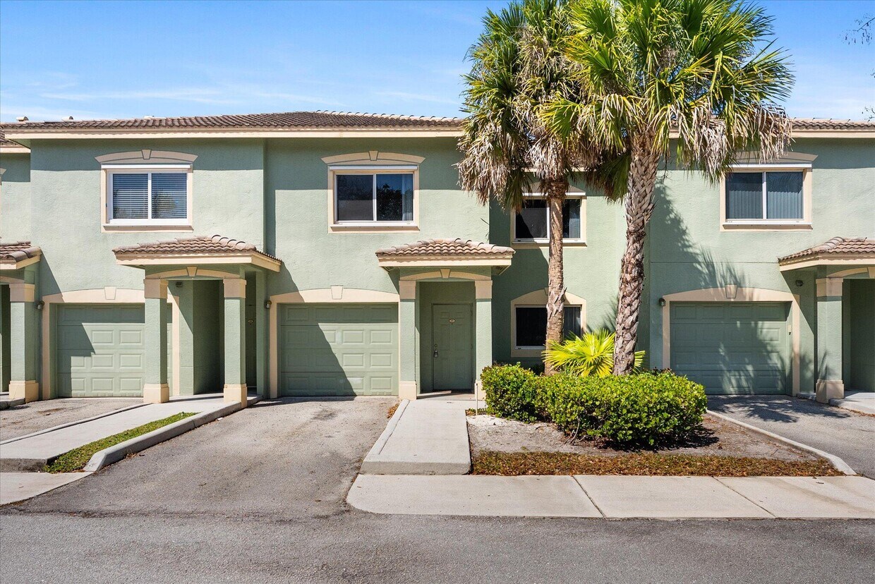 Foto principal - 310 Crestwood Cir