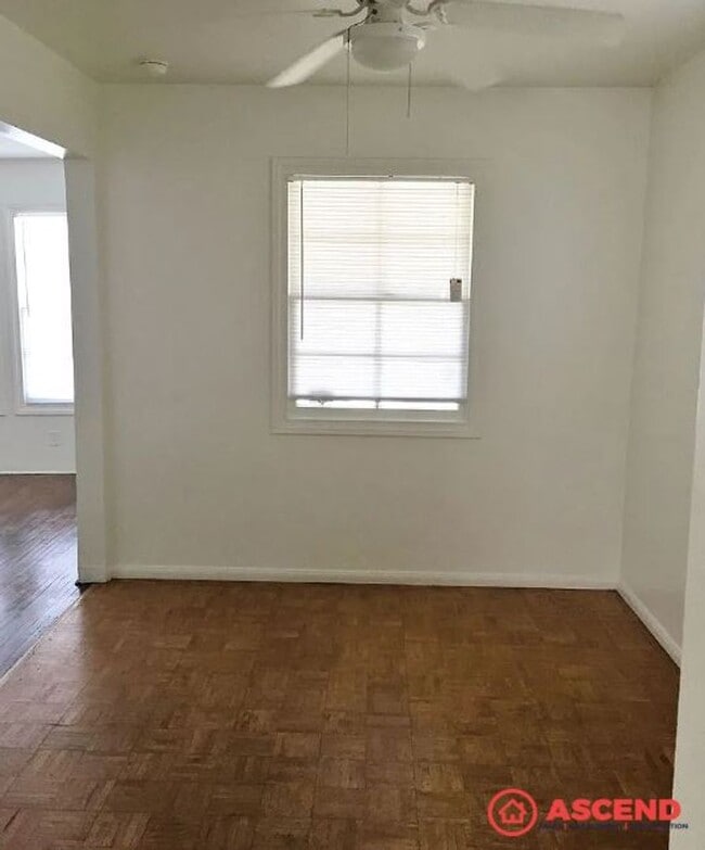 Building Photo - Cozy Home Off Truxtun and Oak!