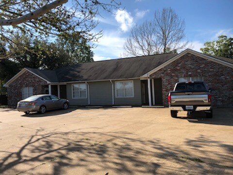 Exterior of four-plex. Vacancy is Unit B (second from right) - 138 Briarwood Ct