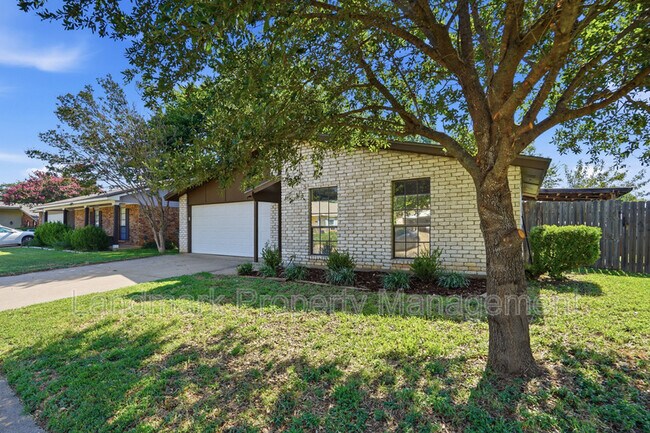 Foto del edificio - 2711 Treeview Dr