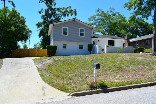 Building Photo - 321 Oak Lake Dr