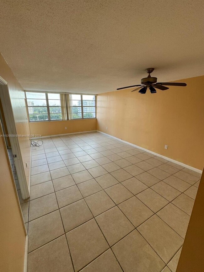 Building Photo - 1301 NE Miami Gardens Dr