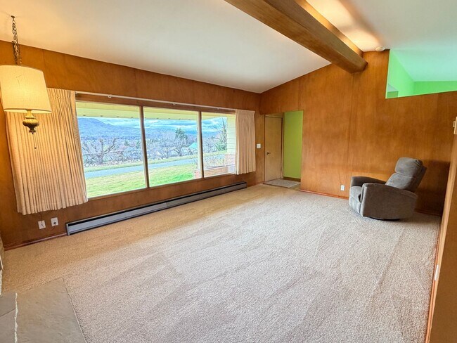 Foto del edificio - Country like setting! Spacious 3+ bed/ 1.5 bath house with garage, large yard, private deck and a...