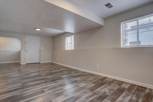Building Photo - 2 bedroom 1 bathroom- lower unit