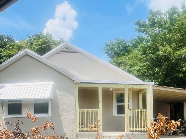 Building Photo - 858 Geranium St