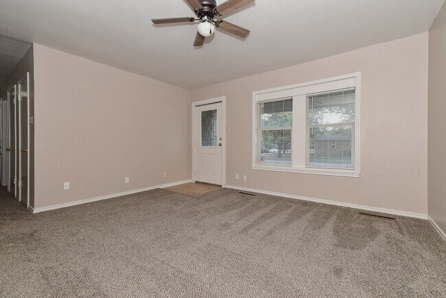 Building Photo - 1304 Skyline Dr