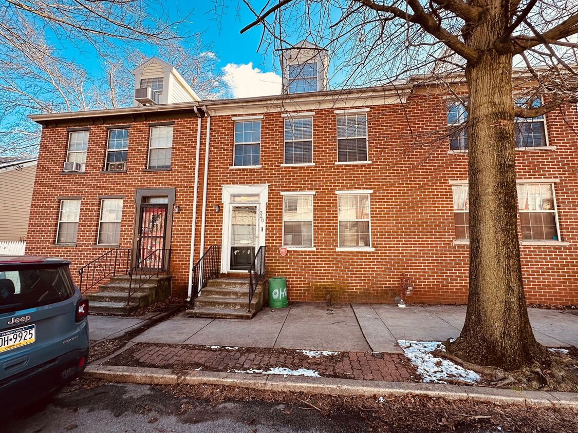 Primary Photo - Spacious Townhome in Historic Newton Squar...