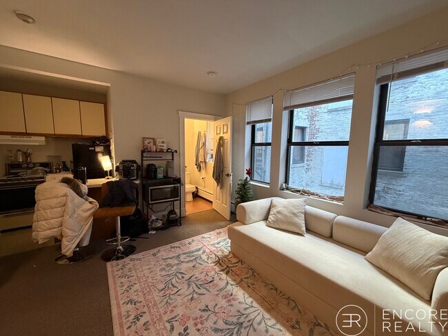 Building Photo - 822 Beacon St