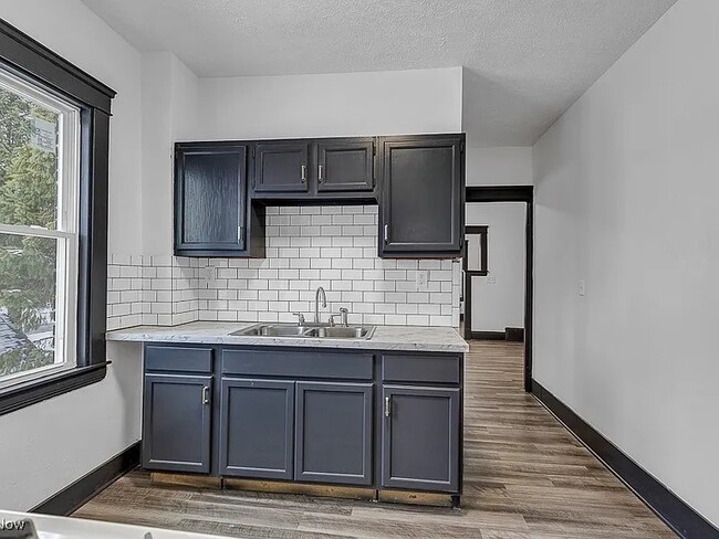 Building Photo - 1064 E 78th St