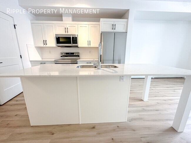 Photo du bâtiment - FANTASTIC 2 BEDS/ 2 BATHS CONDO!