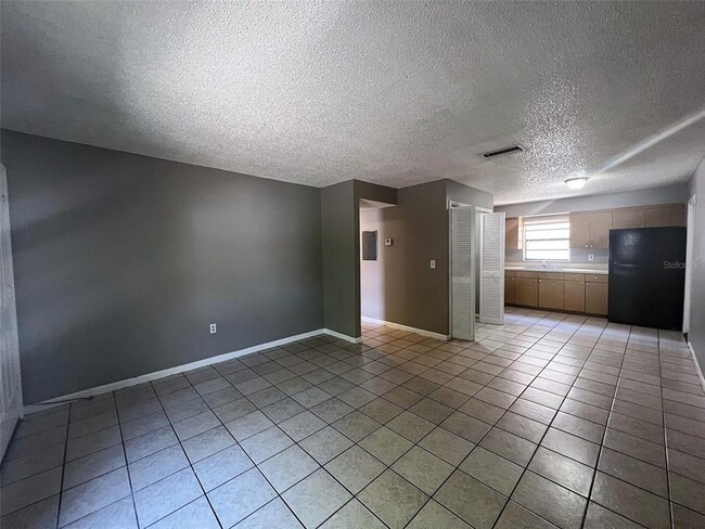 Building Photo - 8804 N Orangeview Ave