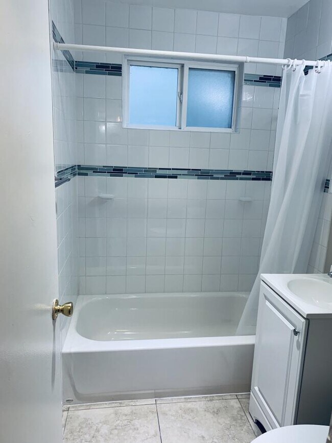 Building Photo - 1 bedroom in Oakland CA 94605