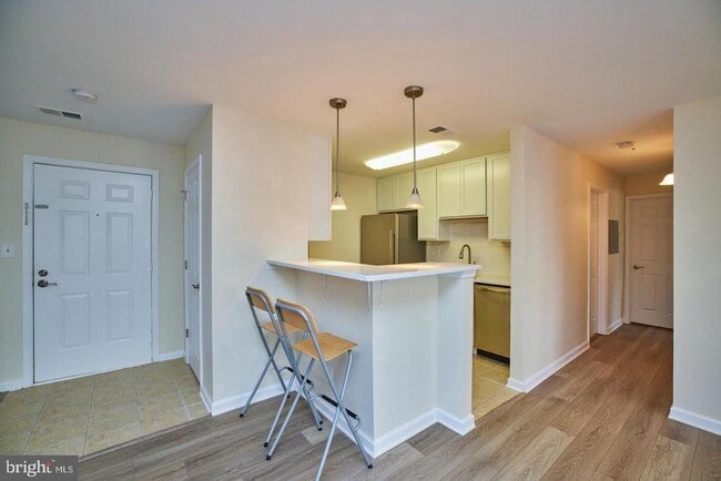 Building Photo - 3178 Summit Square Dr