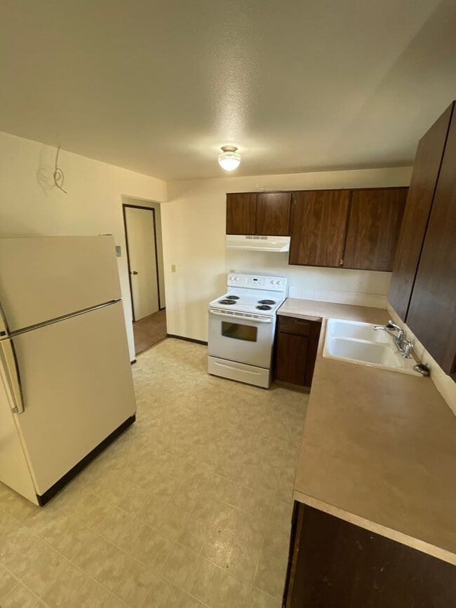 Building Photo - ***MOVE IN SPECIAL*** 1 FULL MONTH RENT FREE*** South Hill With Unique Layout
