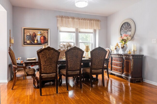 Dining - 235 N 12th Pl