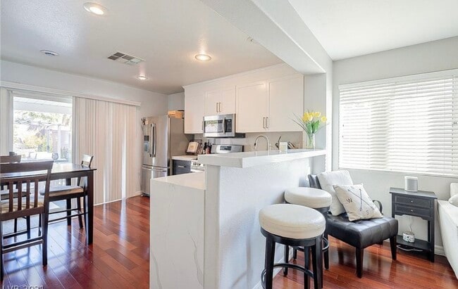 Foto del edificio - 10240 Falling Needle Ave