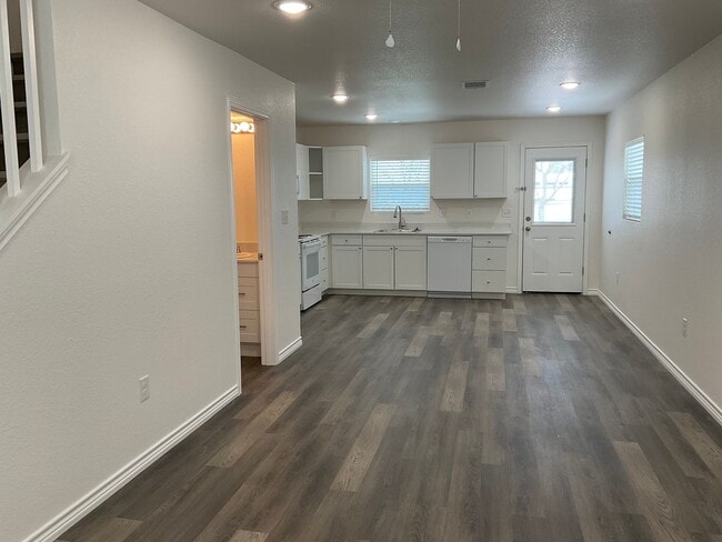 Building Photo - **Move in Special**Available Now!! Beautif...