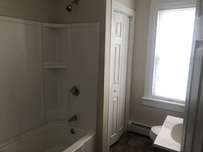 Foto del edificio - Pet Friendly Huge 4 bedroom 1.5 Bath 2 Floors