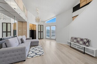 Building Photo - 10855 Meadowglen Ln