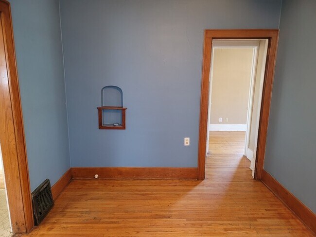 Building Photo - Two bedroom one bathroom house for rent