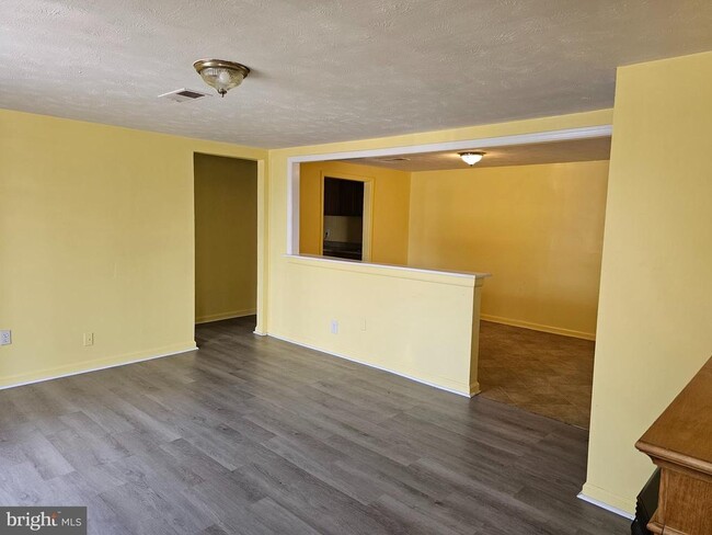 Building Photo - 1202 N Royal Ave