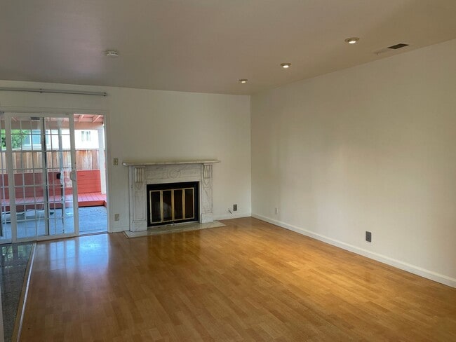 Building Photo - 3bd/2ba house close to great schools - Com...