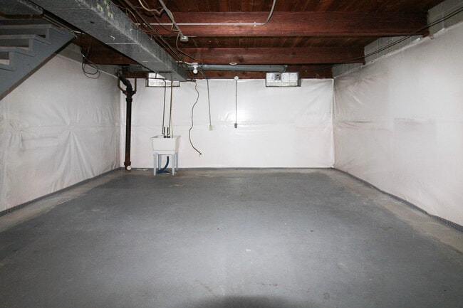 Building Photo - 914 Maybelle St NE