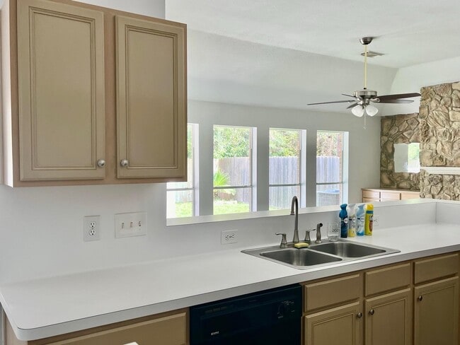 Building Photo - 4219 Hermitage Hollow Ln