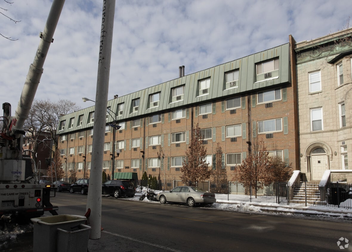 Building Photo - 900 W Fullerton Ave