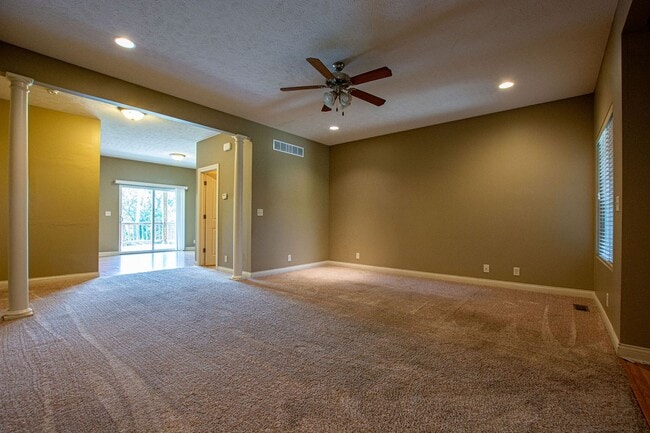Building Photo - MOVE IN SPECIAL! 1/2 OFF FIRST FULL MONTH ...
