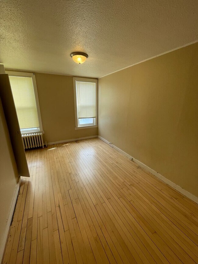 Foto del edificio - 327 W 4th St