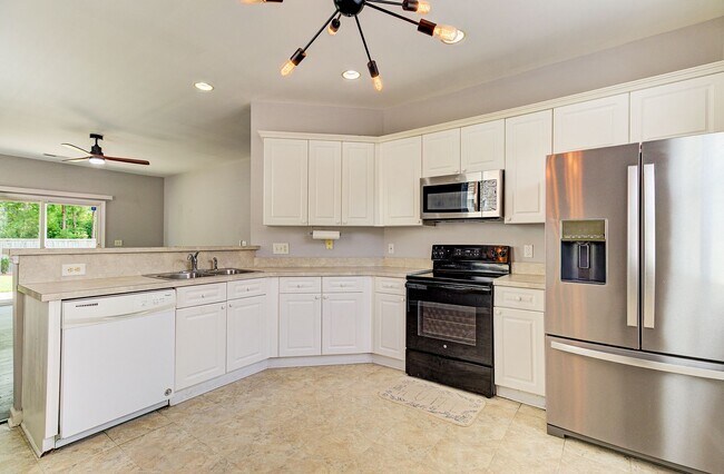 Building Photo - Home for Rent in Westgate! Lawncare Included!